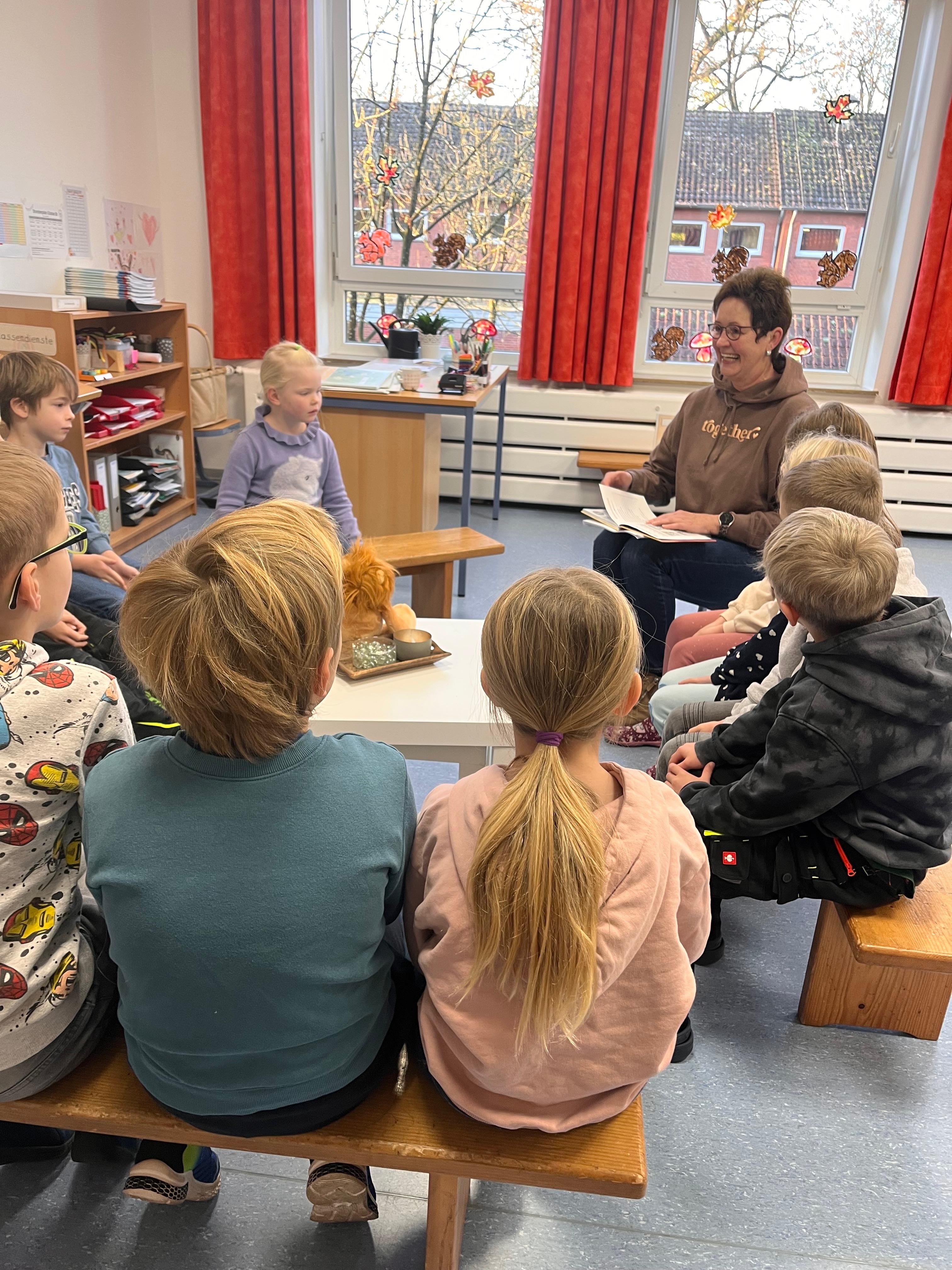 Am 21. November war der bundesweite Vorlesetag. In unseren Klassen wurde an diesem Tag natürlich viel (vor-)gelesen! 📚💭