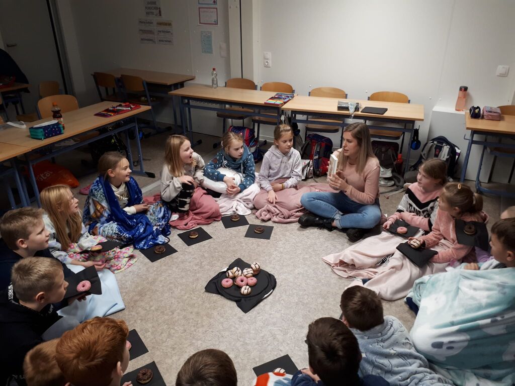 Frau Keiser mit ihrer Klasse 4b beim Vorlesen des Buches 