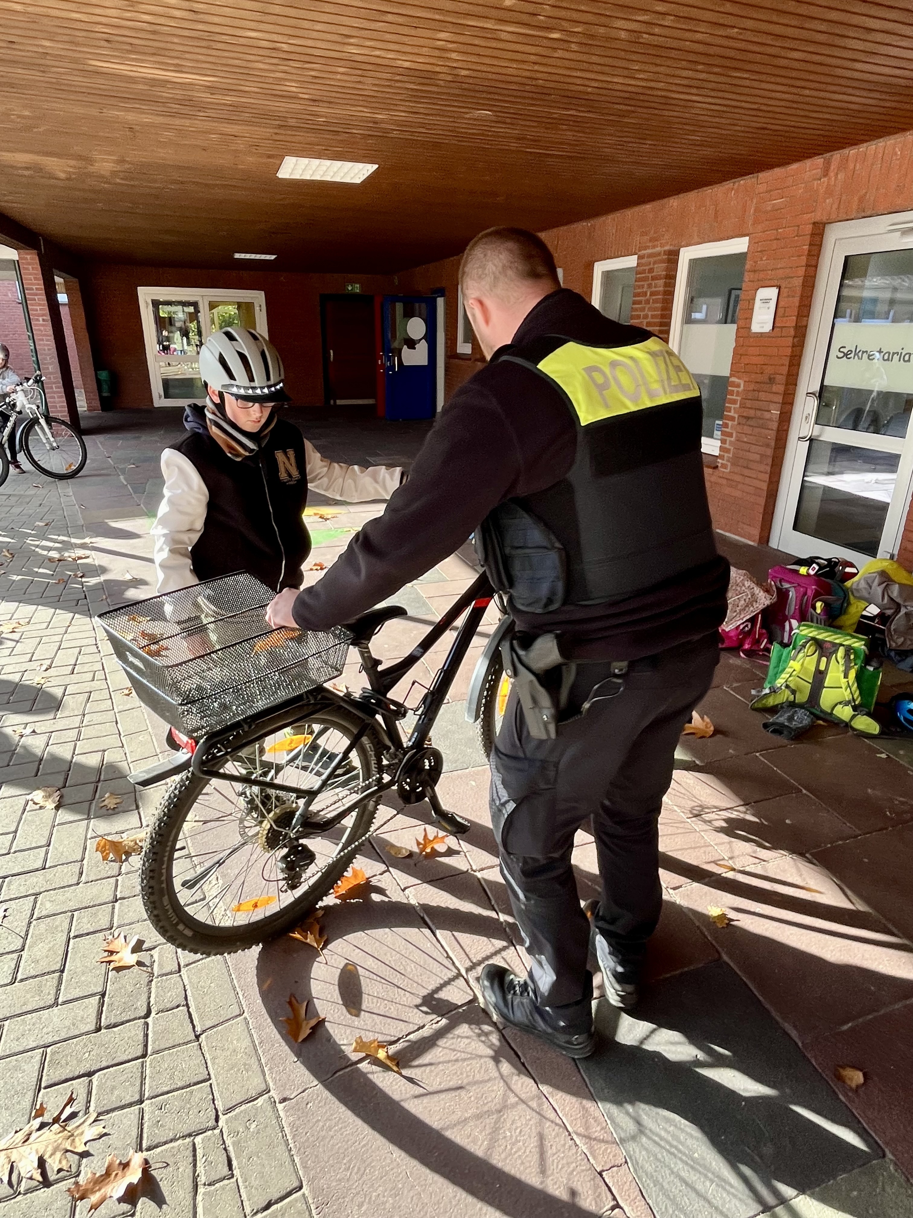 Safety first! Die Polizei Twist hat die Fahrräder für die dunkle Jahreszeit kontrolliert 💡.