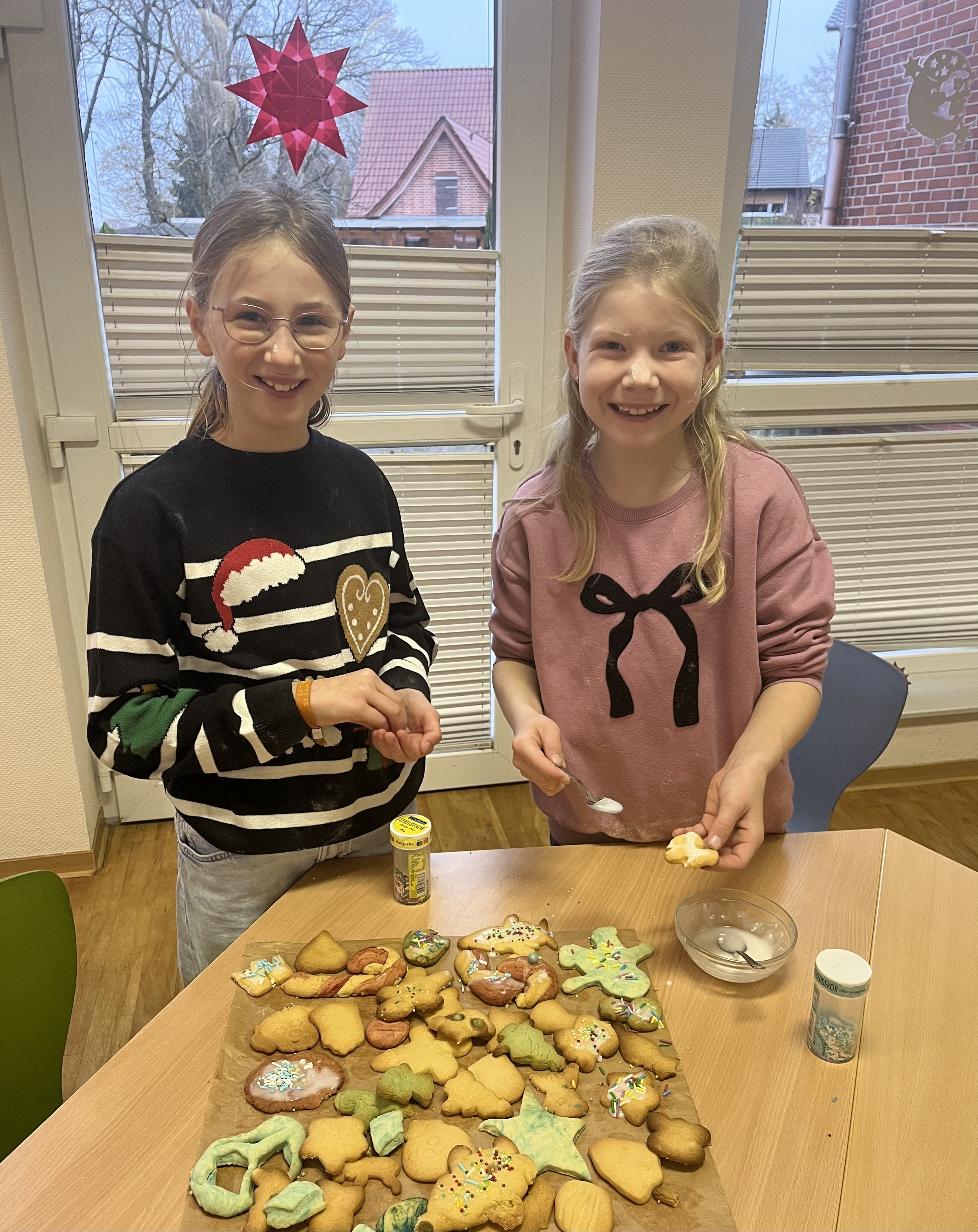 In der Weihnachtsbäckerei🎶Unsere Klassen sind in der Vorweihnachtszeit fleißig am Plätzchen backen!