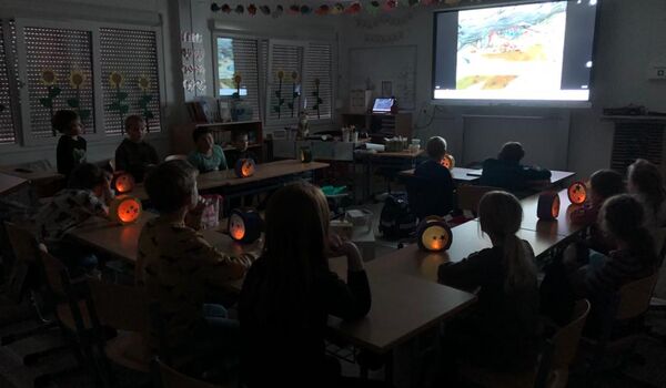 Frau Ströer mit ihrer Klasse 2a