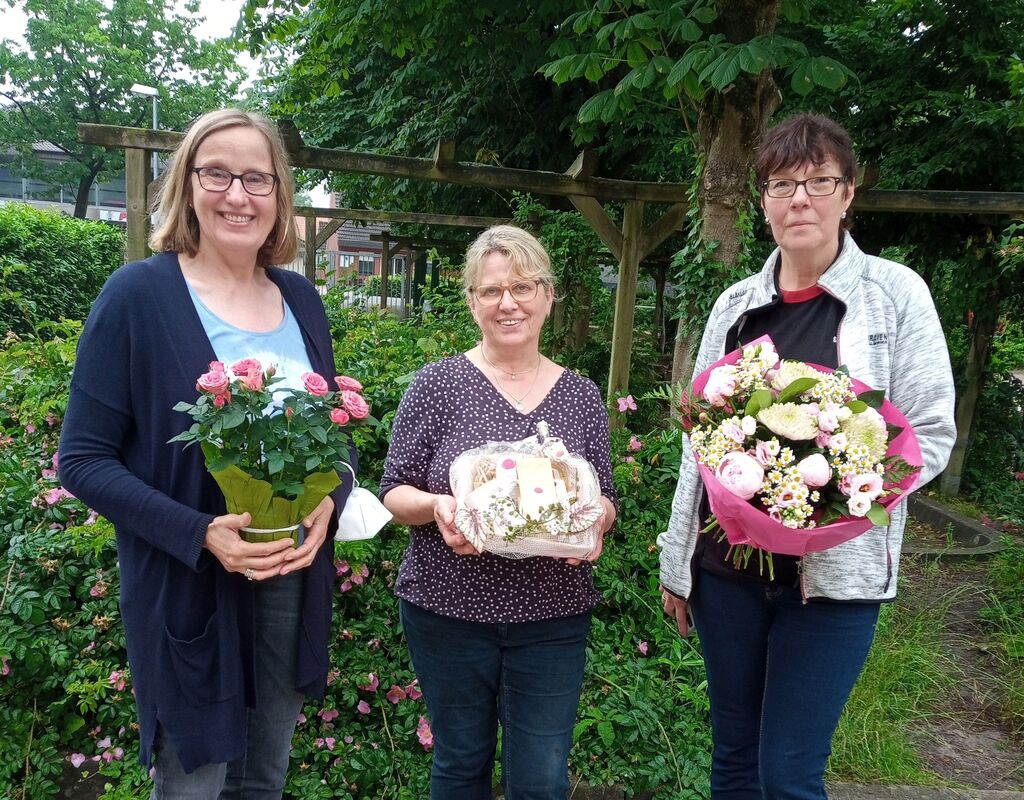 Blumen zum Abschied überreichten Schulleiterin Ute Reker (links) und Manuela Wilken von der Firma Singraven (rechts) der Neu-Ruheständlerin Friedel Drees (Mitte).