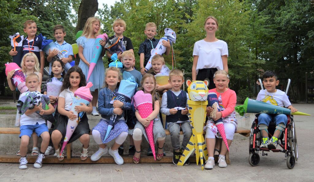 Die Klasse 1b mit ihrer Klassenlehrerin Frau Jansen